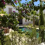 La Maison De - Piscine & Bed & Breakfast 3*