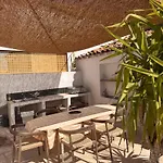 La Maison De - Piscine & Bed & Breakfast 3*