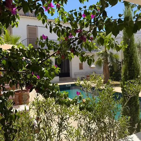 La Maison De - Piscine&spa Couette-café 4*