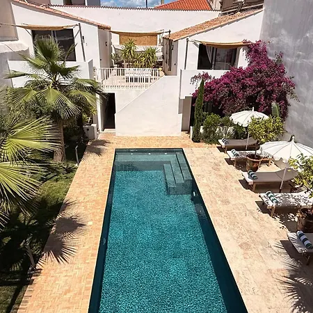 La Maison De - Piscine & Bed & Breakfast 4*